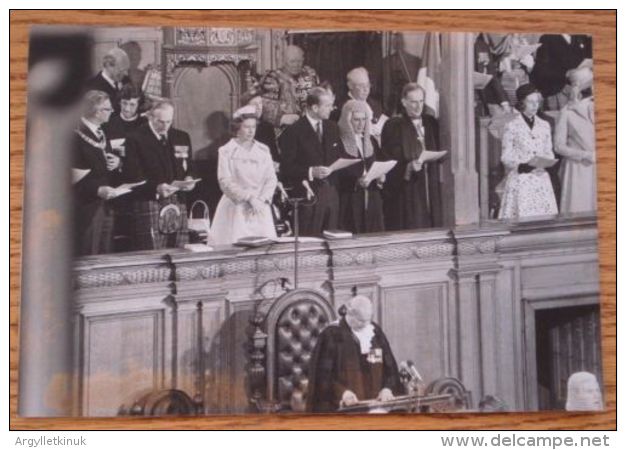 FINE ORIGINAL PRESS PHOTO QUEEN ELIZABETH II PRINCE PHILIP AT OFFICIAL CEREMONY - Famous People