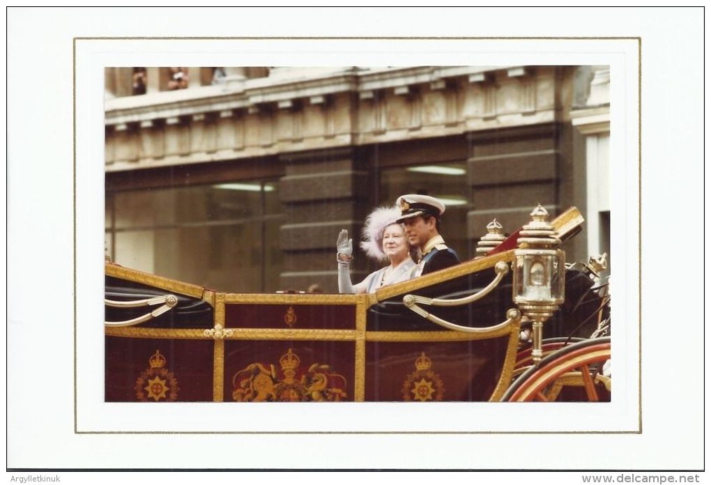 CHRISTMAS CARD PRINCE CHARLES IN A CARRIAGE WITH QUEEN ELIZABETH QUEEN MOTHER - Other & Unclassified