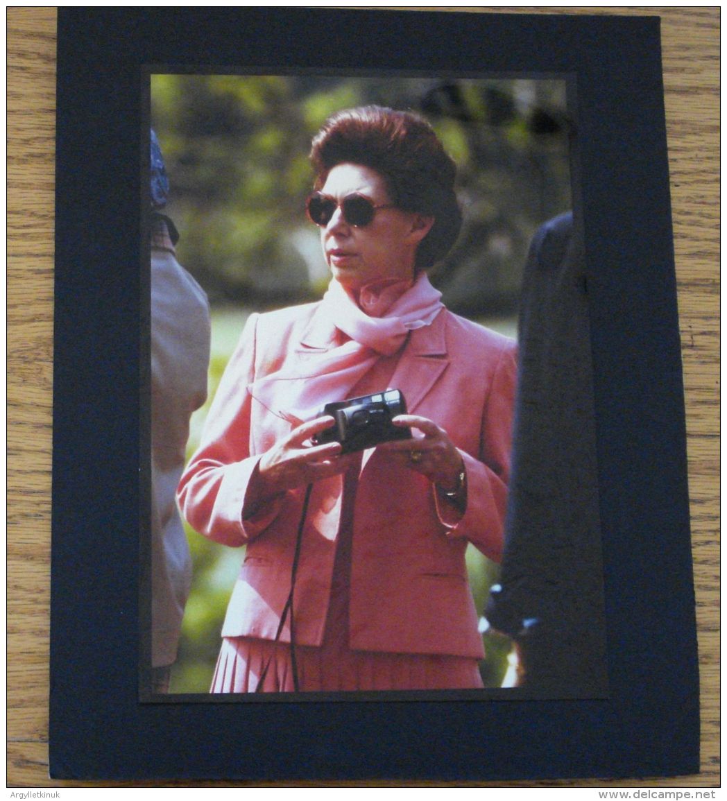 FINE ORIGINAL COLOUR PRESS PHOTO OF PRINCESS MARGARET IN SUNGLASSES WITH CAM - Famous People