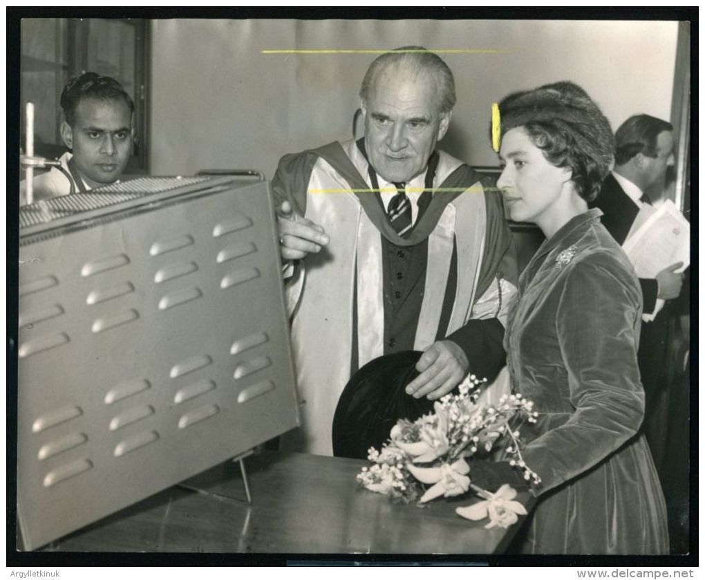 REUTER PRESS PHOTO 1958 PROFESSOR NORRISH & PRINCESS MARGARET CAMBRIDGE UNI - Famous People