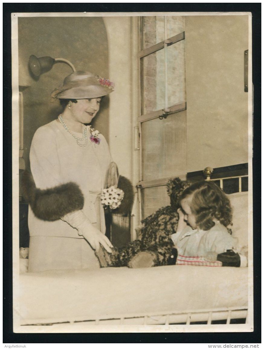 FINE COLOUR PRESS PHOTO QUEEN ELIZABETH QUEEN MOTHER CHARING CROSS HOSPITAL - Famous People