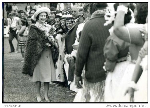 HM QUEEN 1977 MAORIS GISBORNE NEW ZEALAND - Famous People