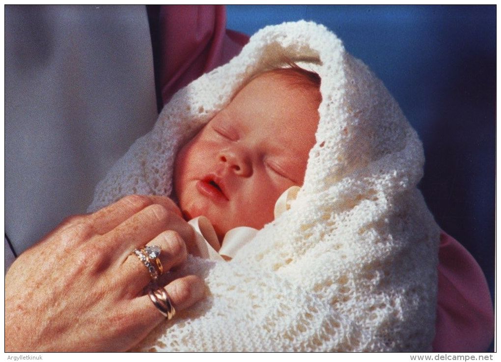 FINE ORIGINAL PRESS PHOTO BABY PRINCESS EUGENIE 1990 DUKE DUCHESS YORK - Famous People