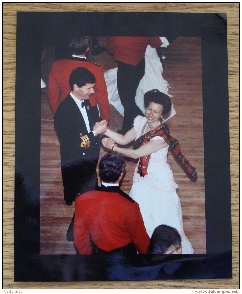 FINE ORIGINAL PRESS PHOTO PRINCESS ANNE IN TARTAN DANCING SCOTTISH REELING B - Famous People