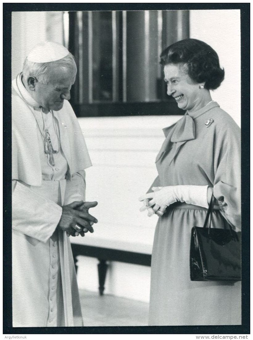 HM QUEEN ELIZABETH  POPE JOHN PAUL 2ND - Famous People