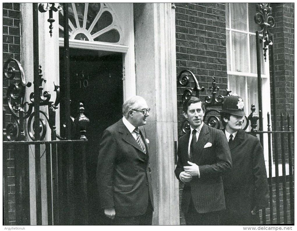 ORIGINAL PRESS PHOTO PRINCE CHARLES PRIME MINISTER MACMILLAN DOWNING ST - Famous People