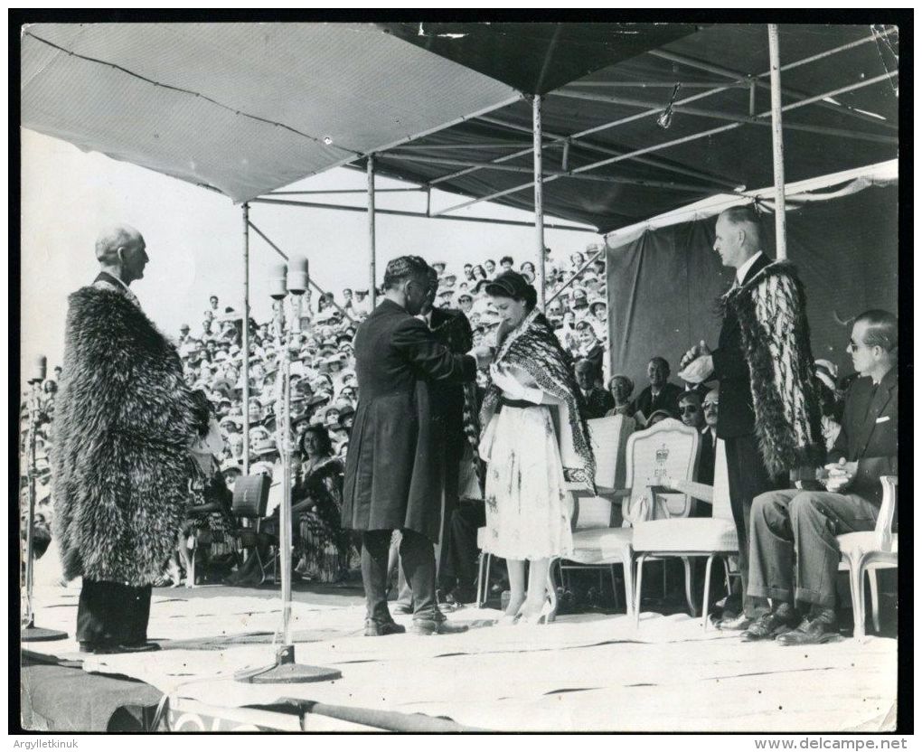 QUEEN ELIZABETH IN NEW ZEALAND 1977 MAORI - Famous People