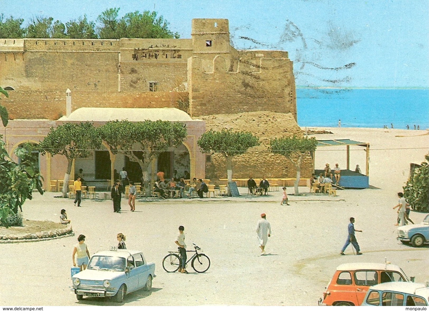 Tunisie. CPM. Hammamet. La Grande Place (animée, Autos, Renault 4L, Simca 1000, Vélo, Etc...) - Tunisie