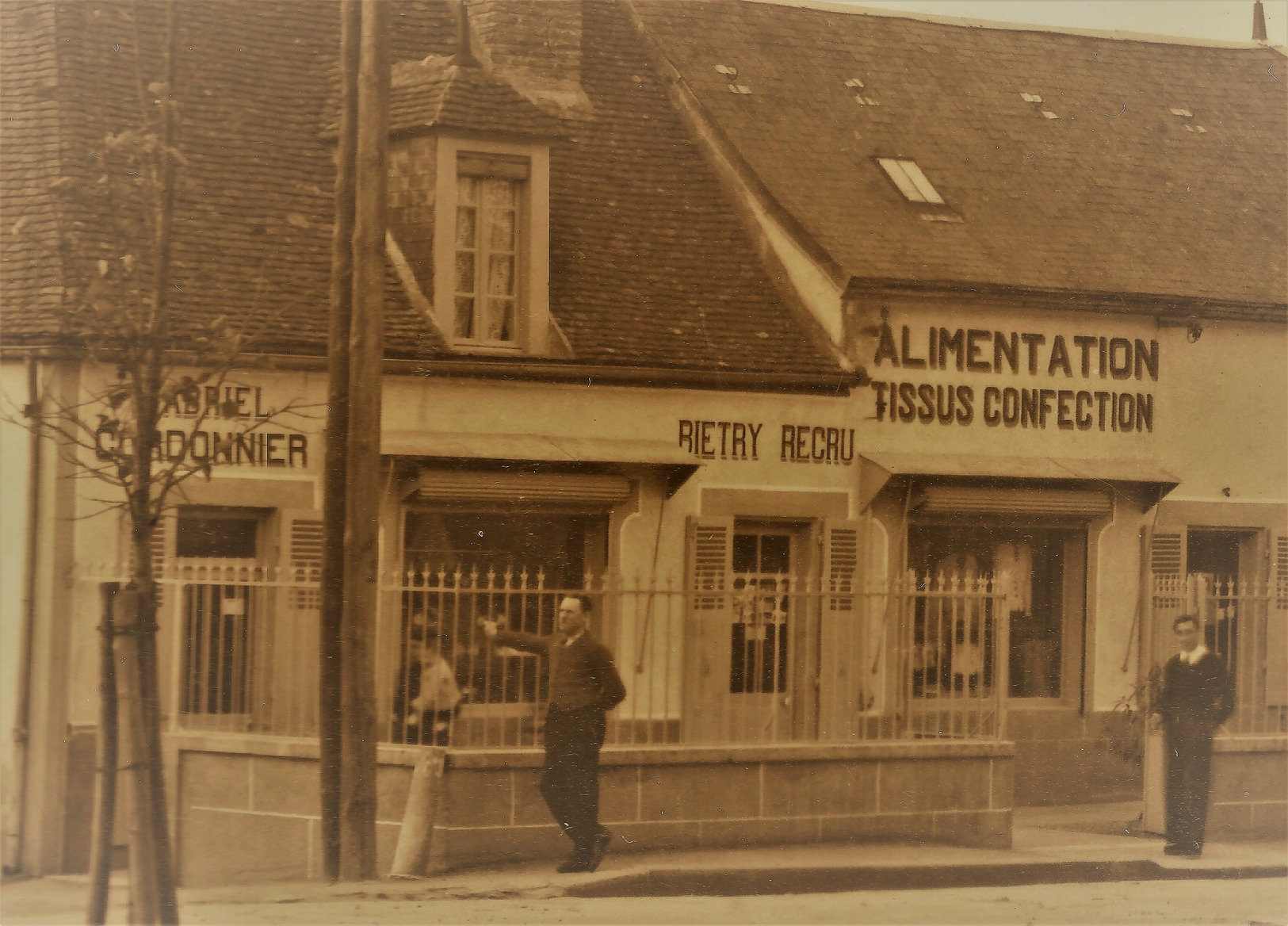 RARE :pas D´éditeur -ZOOM," DORNES  ?,vers La Place":  **Cordonnier,Alimention**- (4 SCAN ),format Cpa,1955 - Autres & Non Classés