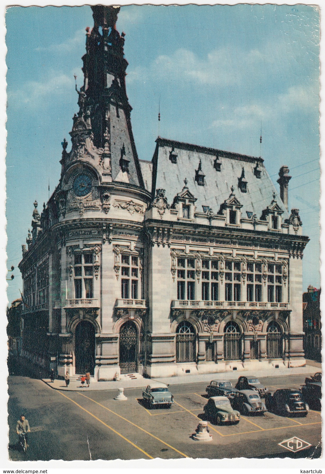 Sens: SIMCA 6, ARIANE & ARONDE, CITROËN TRACTION AVANT & 2CV, RENAULT 4CV - L'Hotel De Ville - (Yonne) - Toerisme