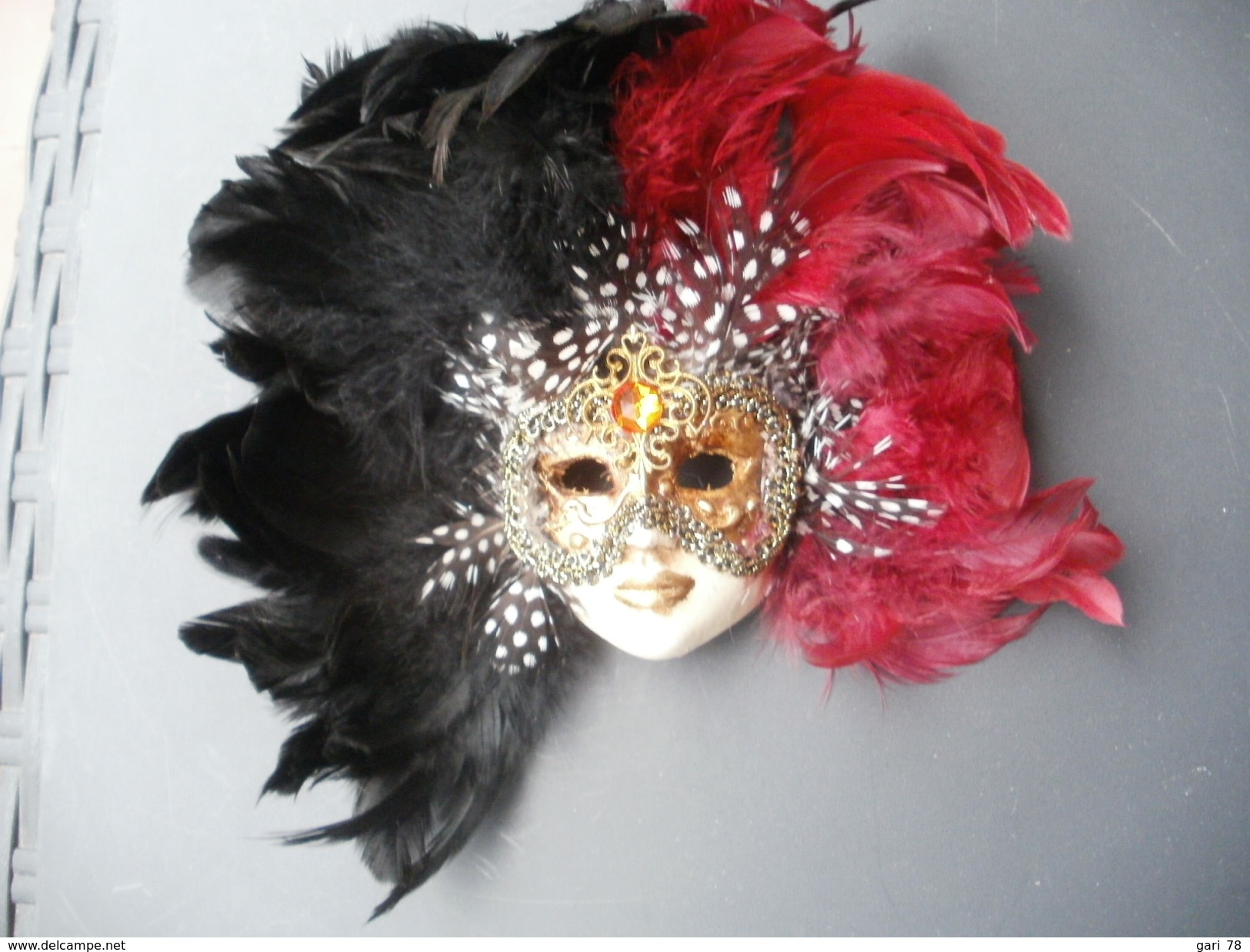 Masque Vénitien En Platre, Entouré De Plumes, à Suspendre - Carnaval