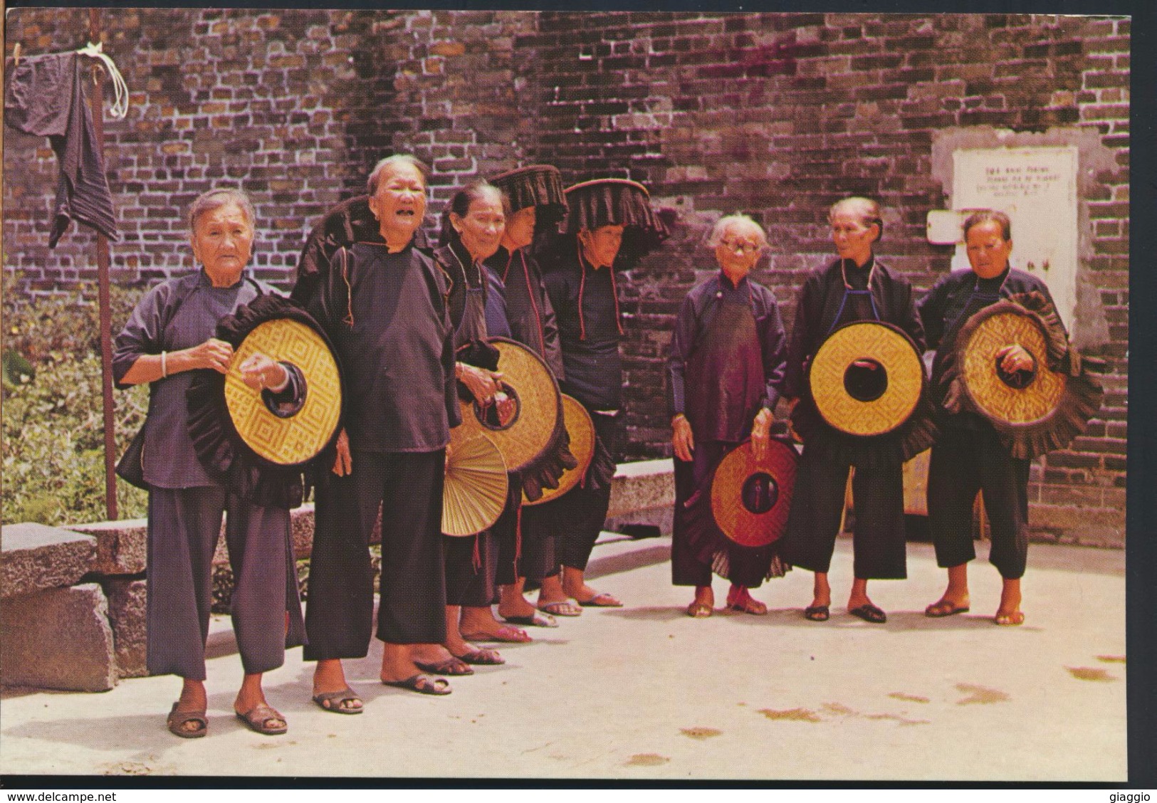 °°° 4860 - HONG KONG - VILLAGE WOMEN OUTSIDE KATHING WALLED CITY °°° - Cina (Hong Kong)