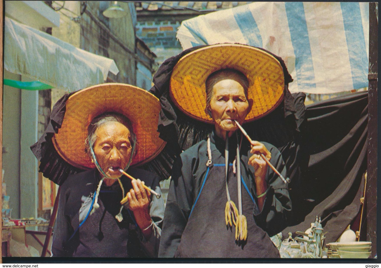 °°° 4874 - HONG KONG - VILLAGE WOMEN OUTSIDE KATHING WALLED CITY °°° - Cina (Hong Kong)