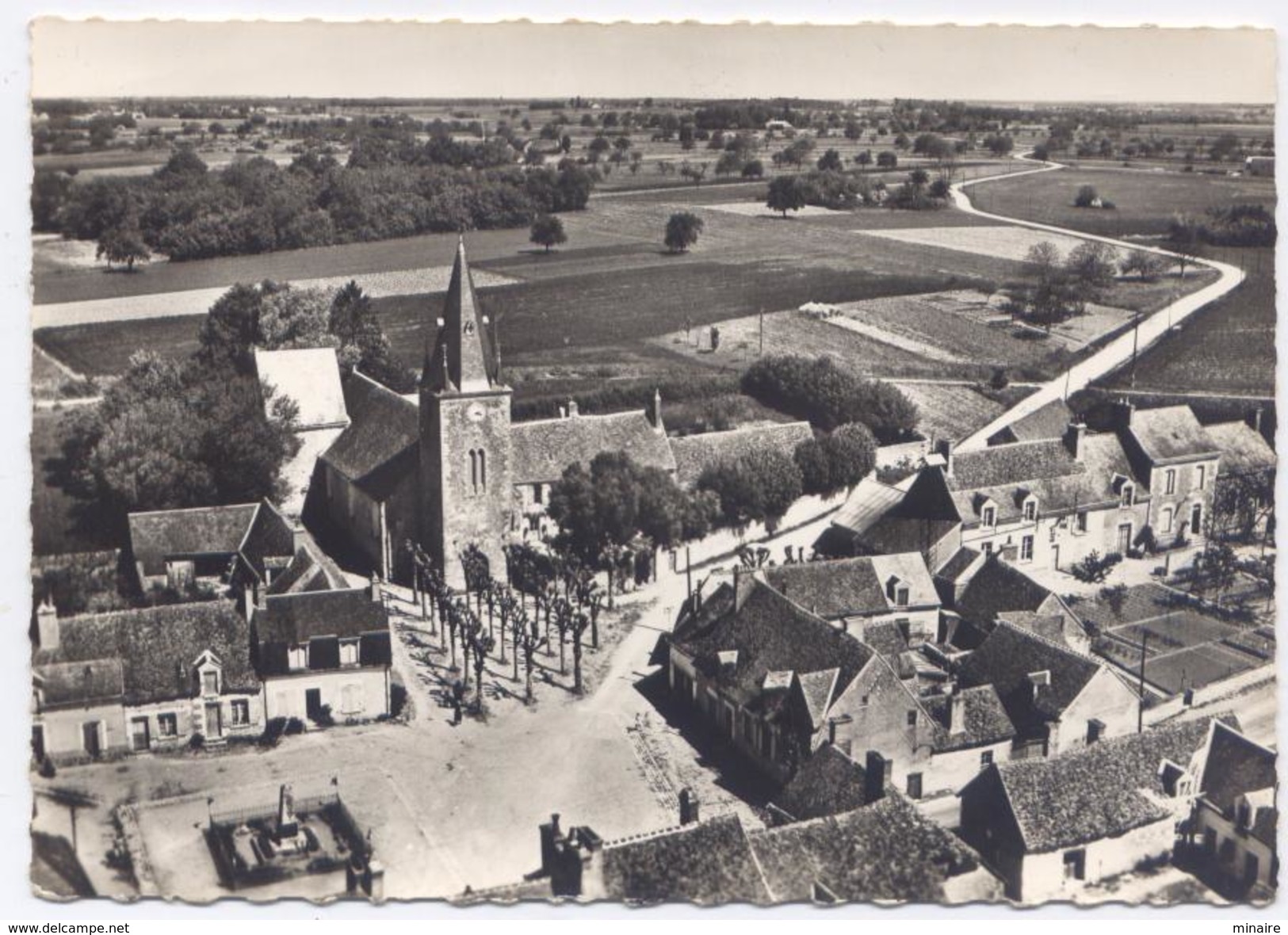 OUCHAMPS - Le Centre Du Bourg - Bon état - Autres & Non Classés