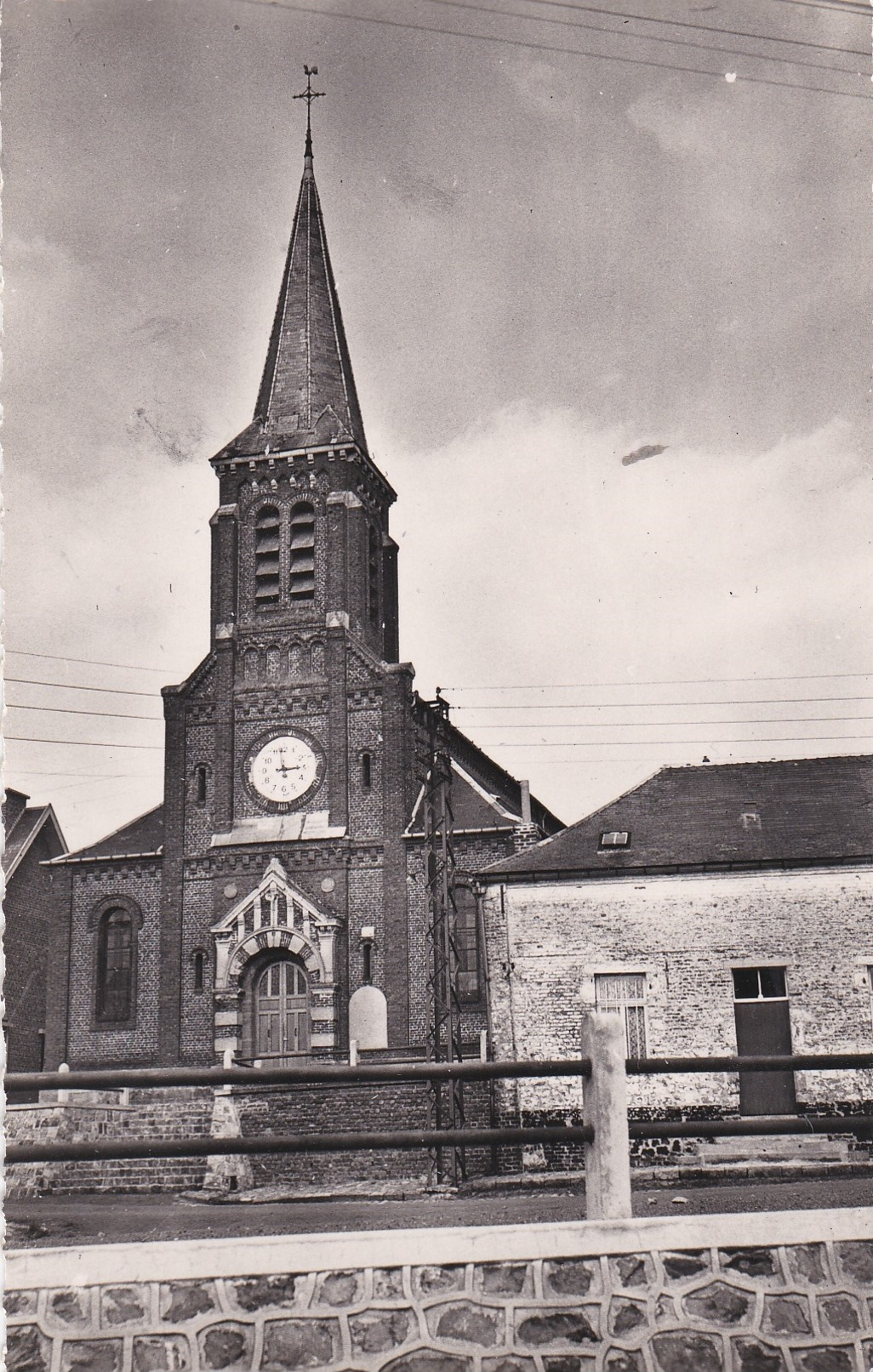 CPSM  Dentelée  NB  En  PF  De  PREUX  Au  SART  (59)  -  L' Eglise        //  TBE - Other & Unclassified