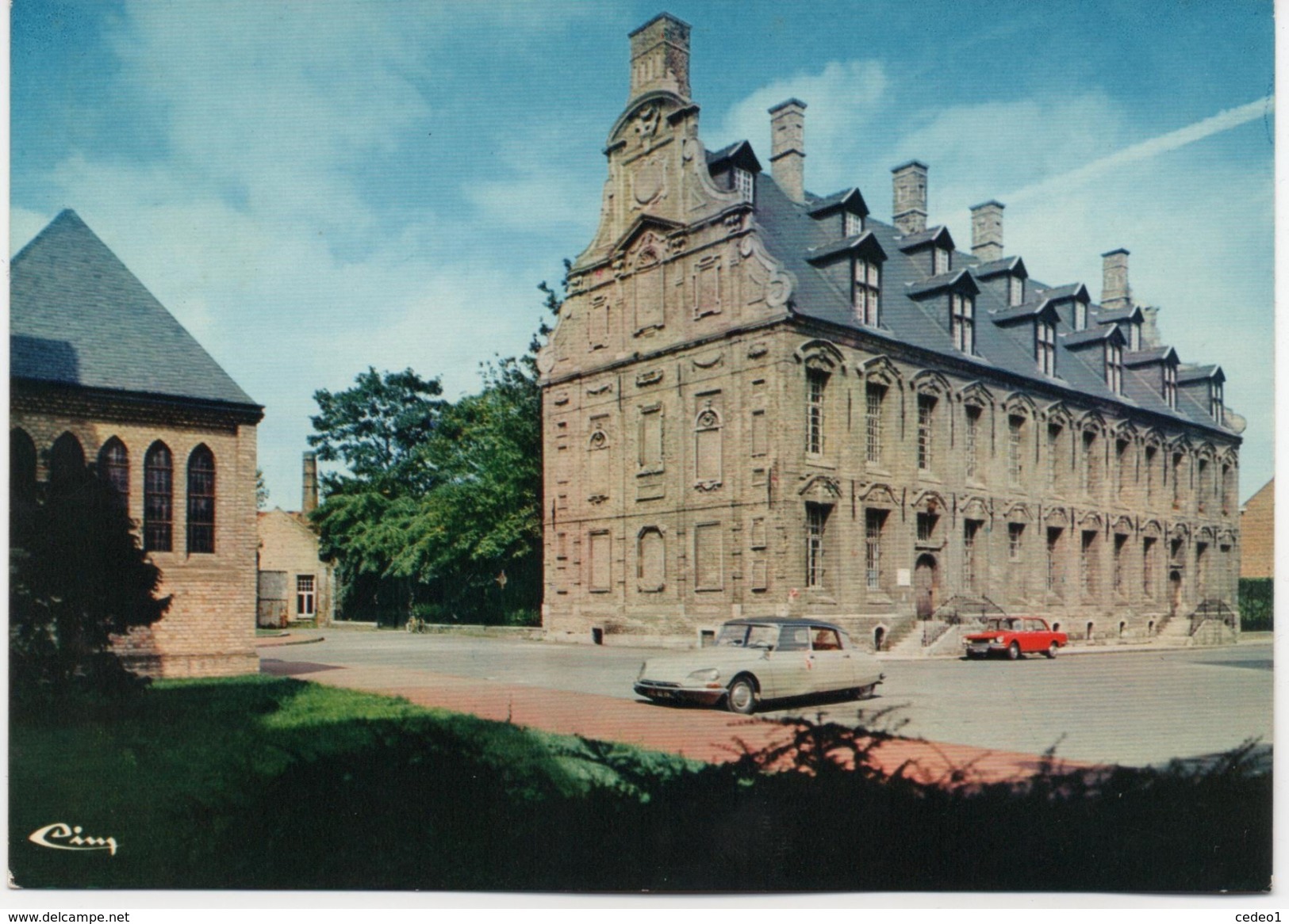 DS CITROEN  DANS LES RUES DE BERGUES  DEPT 59 - Turismo