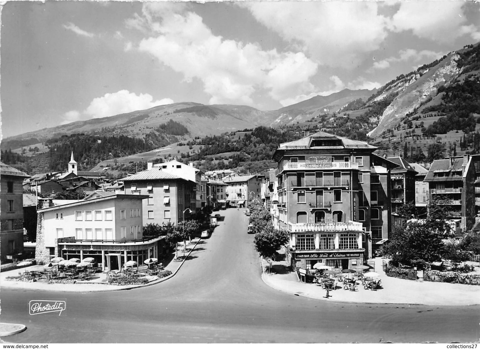 73-BOURG-SAINT-MAURICE- LA PLACE DE LA GARE, AU FOND L'EGLISE ST MAURICE - Bourg Saint Maurice