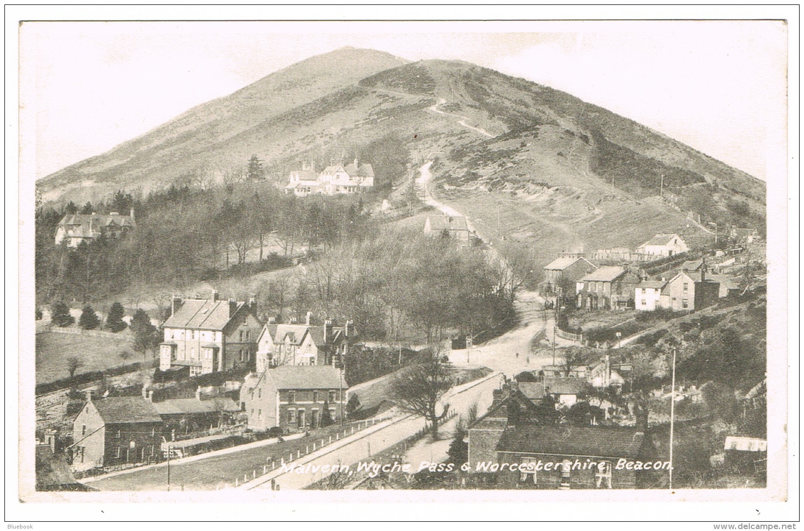 RB 1155 - Early Postcard - Houses At Wyche Pass &amp; Worcestershire Beacon Malvern - Sonstige & Ohne Zuordnung