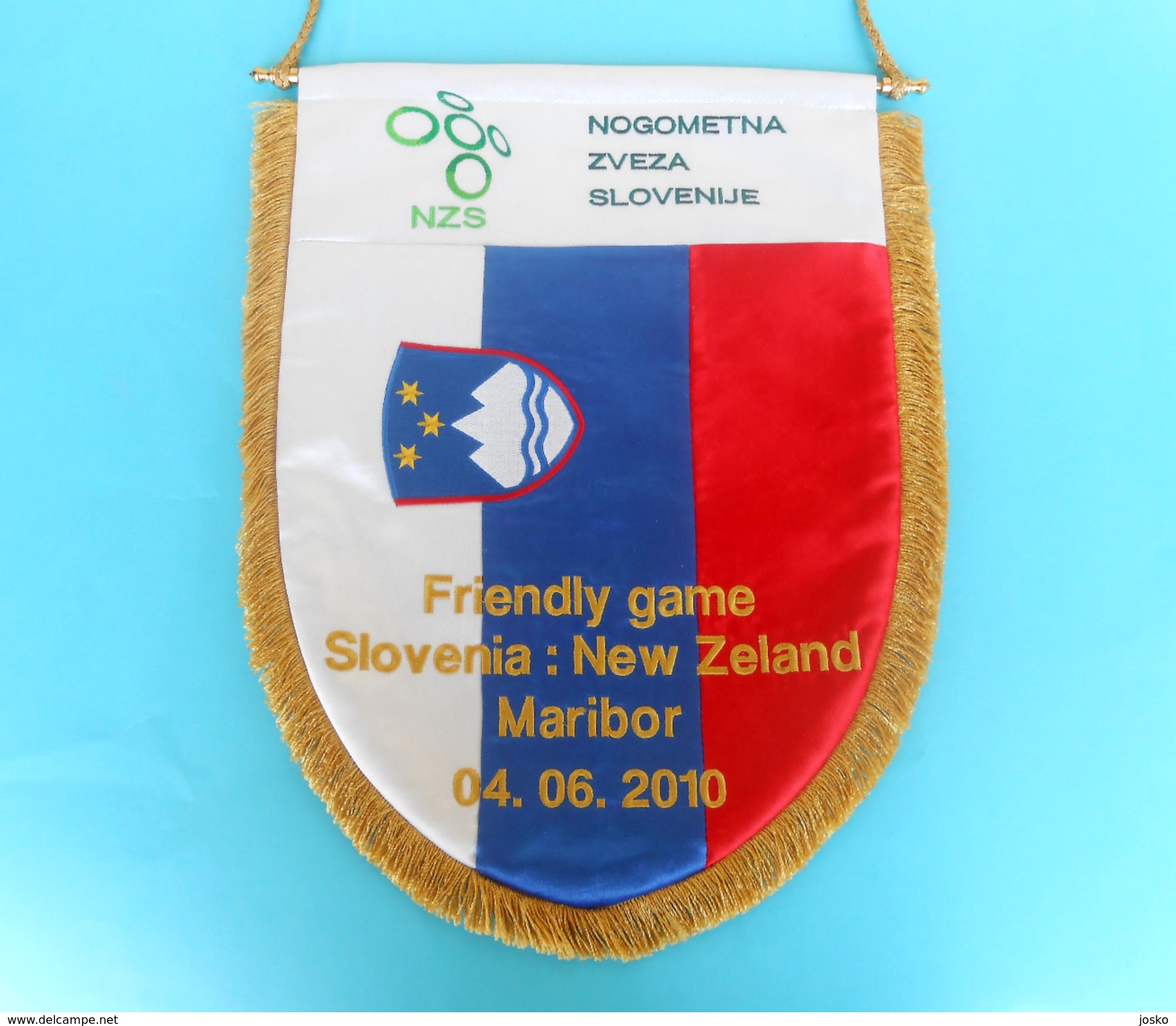 SLOVENIA V NEW ZEALAND - 2010 Internat. Football Match LARGE MATCH WORN PENNANT Soccer Fussball Fanion Flag Bandierina - Bekleidung, Souvenirs Und Sonstige