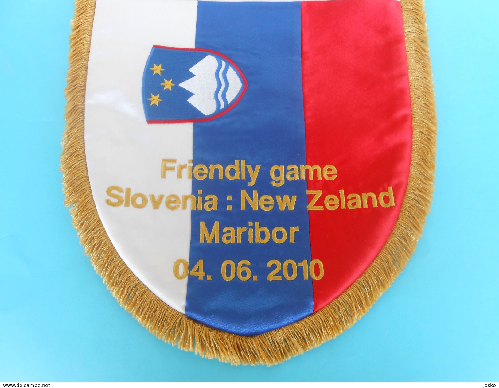 SLOVENIA V NEW ZEALAND - 2010 Internat. Football Match LARGE MATCH WORN PENNANT Soccer Fussball Fanion Flag Bandierina - Bekleidung, Souvenirs Und Sonstige