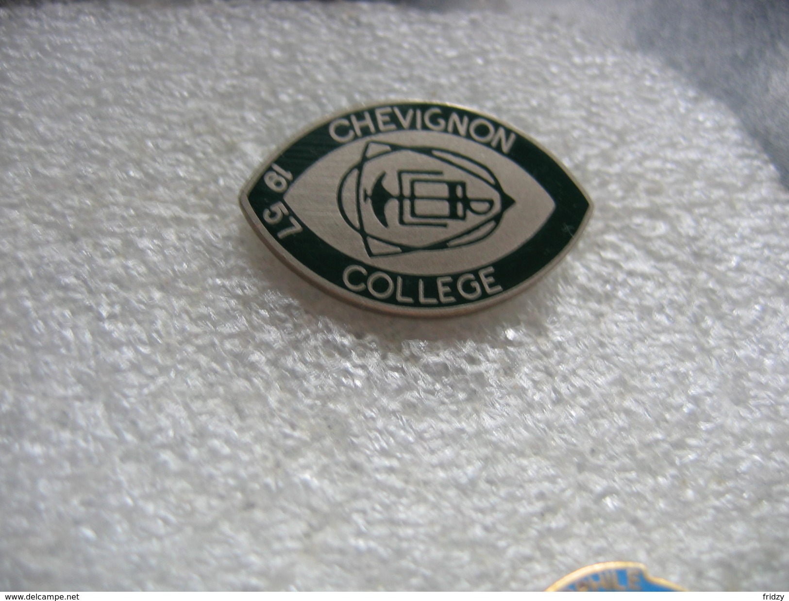 Pin's à 2 Attaches Du College CHEVIGNON 1957 - Zonder Classificatie