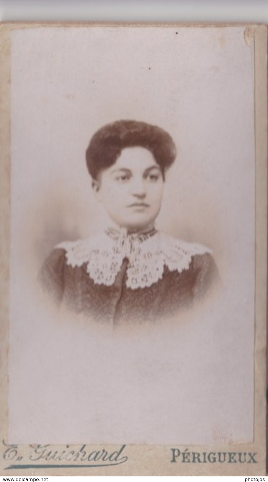 CDV    Portrait De Femme Au Col De Dentelle  Par Guichard à Périgueux (24) - Personnes Anonymes