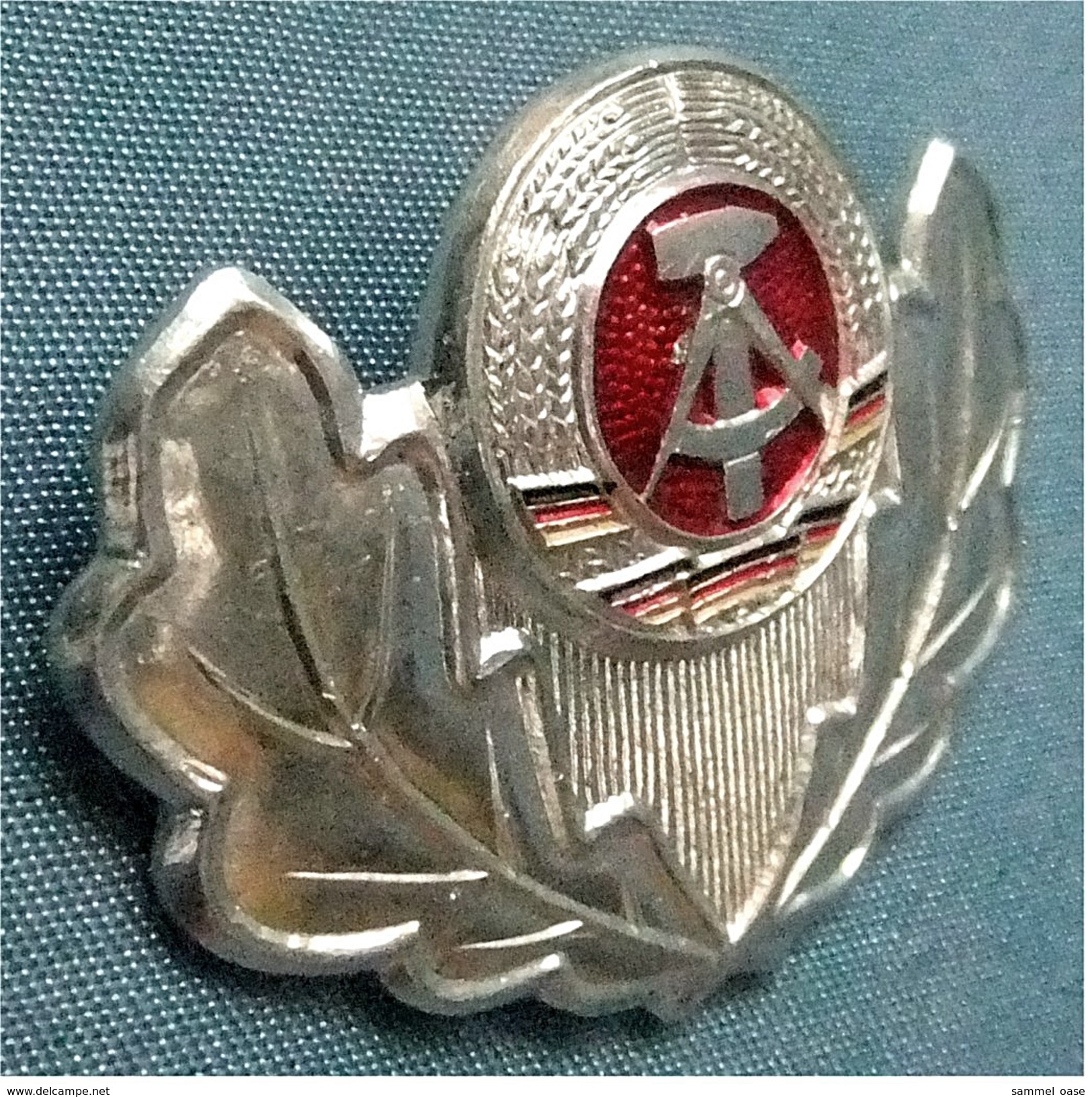 Mützenemblem DDR Volksarmee Wappen Eichenlaub - Mützenabzeichen Mütze NVA  -  Ca. 45 X 35 Mm - Armee