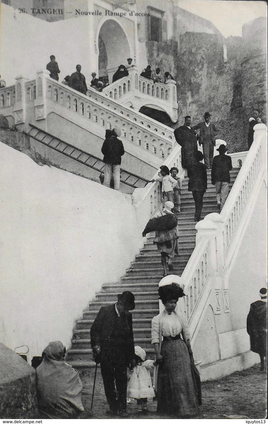 CPA.- AFRIQUE - Tanger Est Une Ville Du Nord Du Maroc - Nouvelle Rampe D'Accés Très Animée - Gros Plan - TBE - Tanger