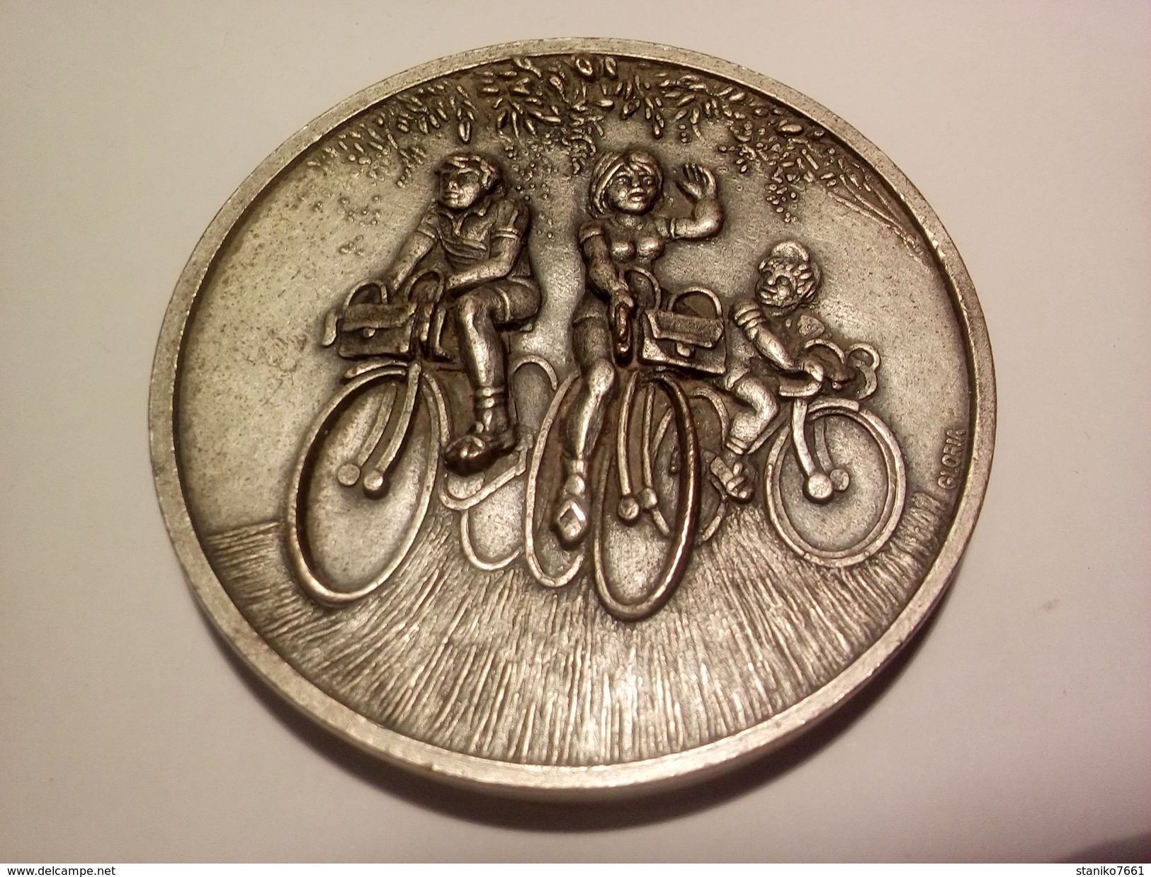 ANCIENNE MEDAILLE Promenade à Vélos En Famille CYCLING 1950/60 Par GLORIA Diamètre 69 Mm 139.37 Grammes - Sonstige & Ohne Zuordnung