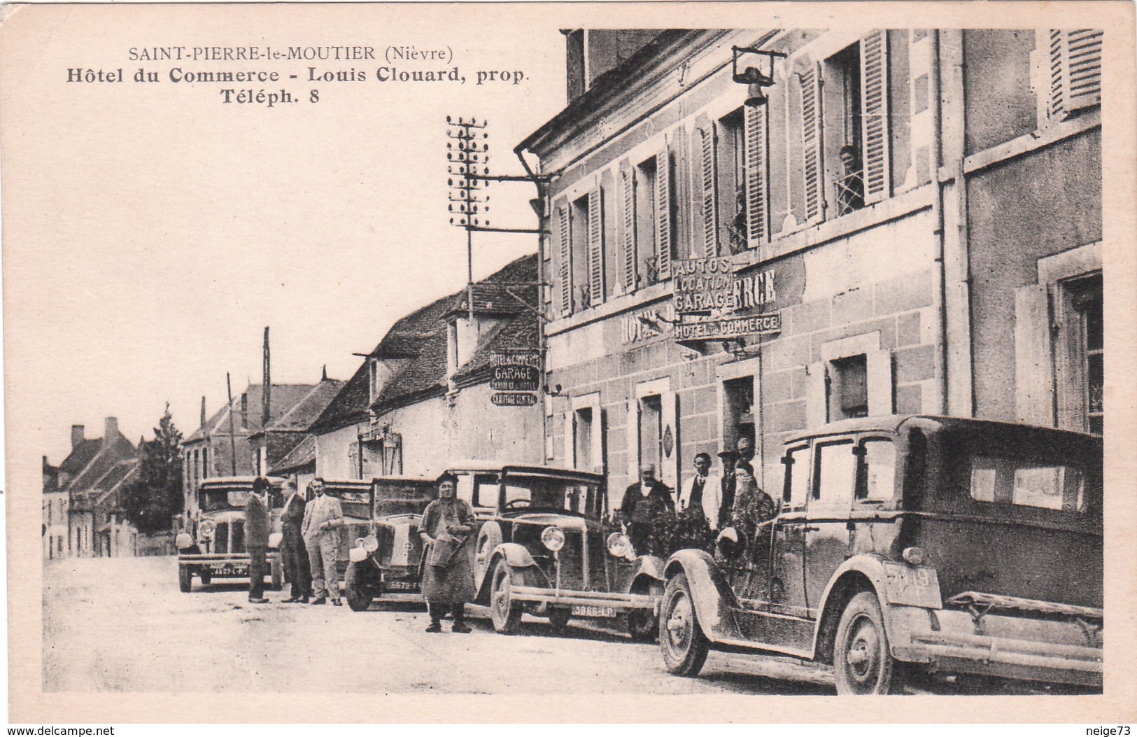 Jolie Carte Postale Ancienne De La Nièvre - Saint Pierre Le Moutier -Hôtel Du Commerce -Louis Clouard Prop. -automobiles - Saint Pierre Le Moutier