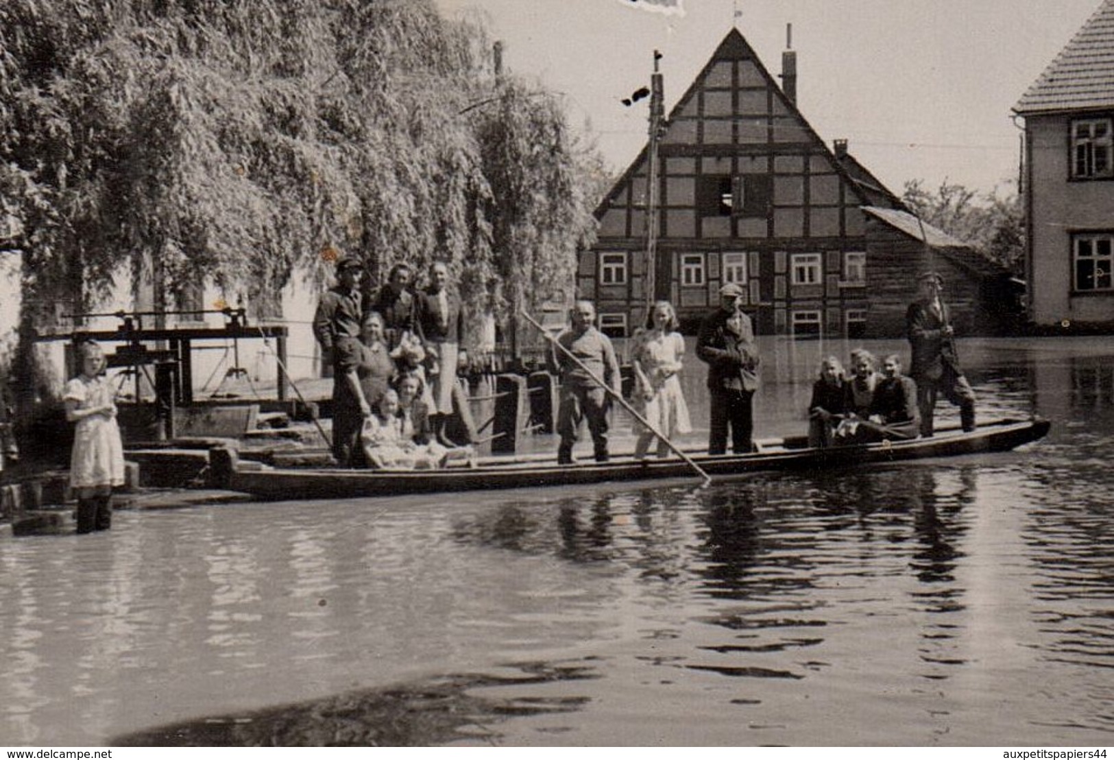 Photo Originale Inondations à Identifier Vers 1940 - Barque Pour Se Déplacer Et Transporter Les Pin-up - Guerre, Militaire