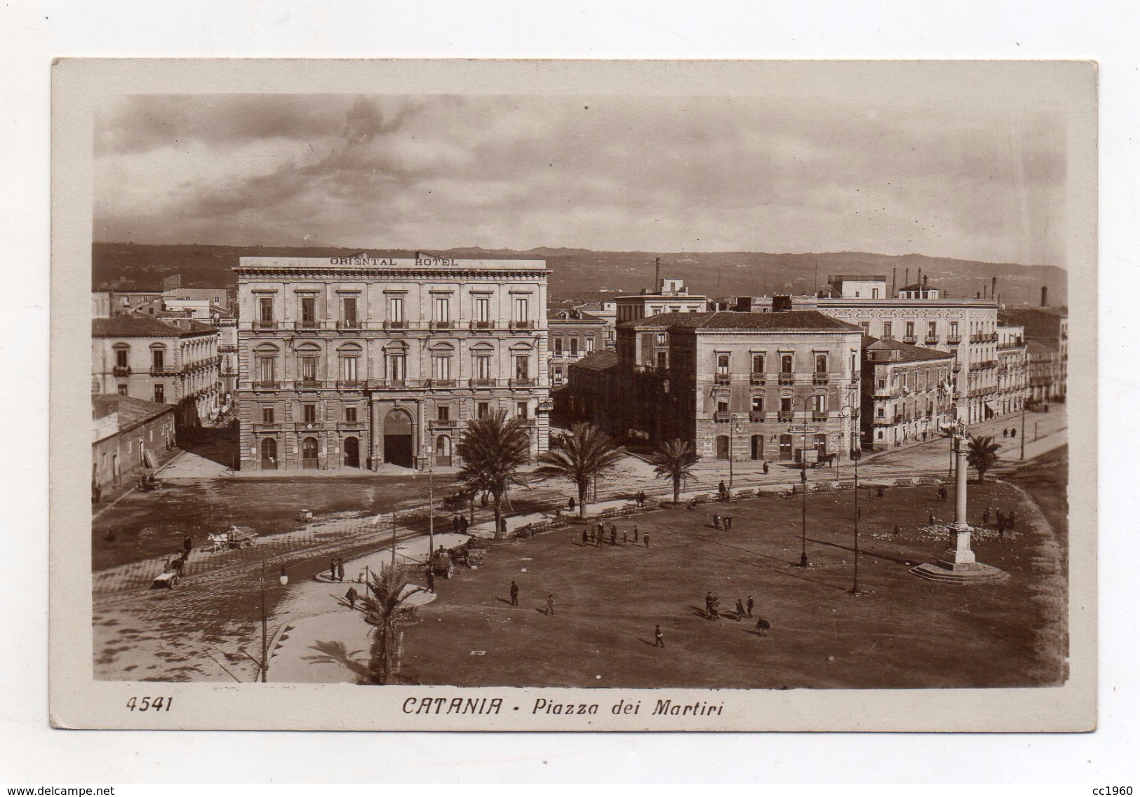 Catania - Piazza Dei Martiri - Non Viaggiata - Del 1910/1930 - (FDC4674) - Catania