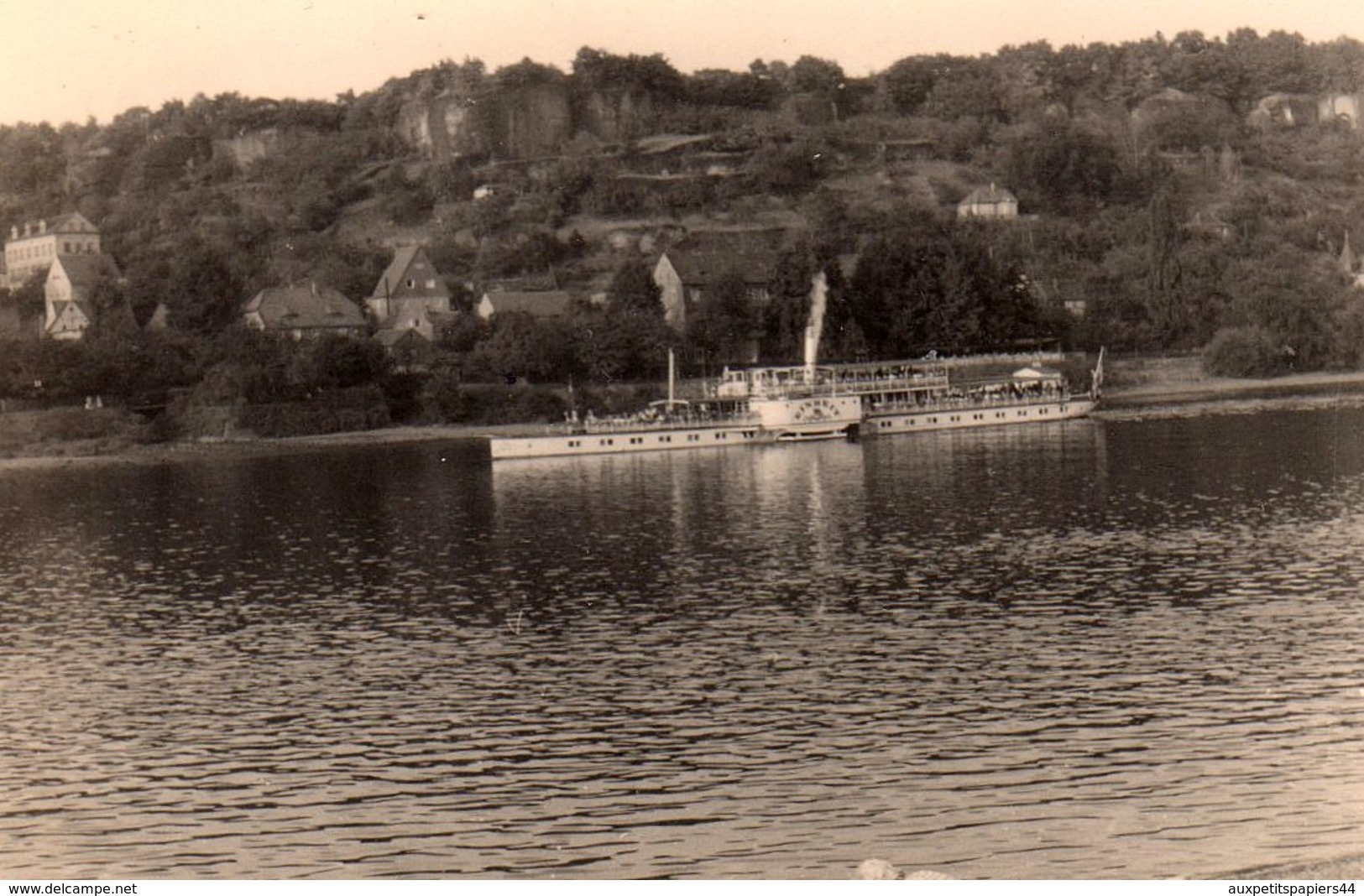 Photo Originale Reflet De Bateau à Roues à Aubes, Bateau à Vapeur à Fond Plat Et à Faible Tirant D'eau - Boats