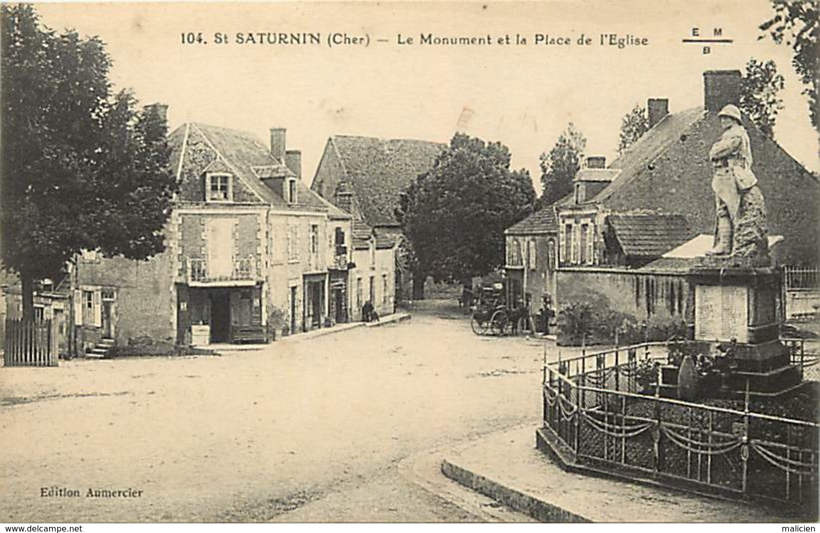 - Cher - Ref-371 - Saint Saturnin - St Saturnin - Monument Aux Morts Et Place De L Eglise - Monuments Aux Morts 1914-18 - Saint-Saturnin