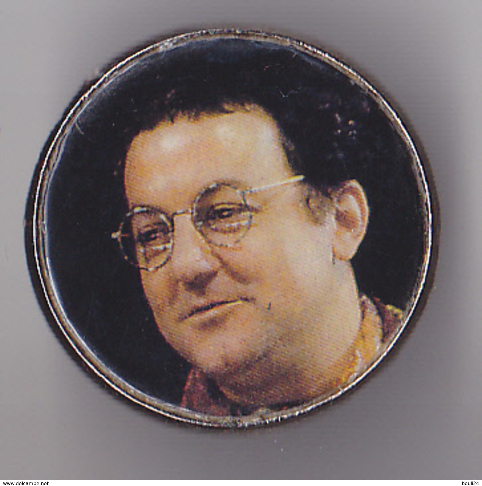 PIN´S THEME ARTISTE DU SPECTACLE  COLUCHE AVEC DES LUNETTES - Personnes Célèbres