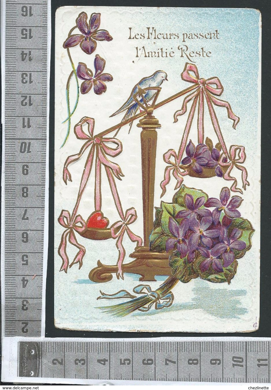 CPA GAUFRÉE - FLEURS - VIOLETTES - BALANCE - COEUR - OISEAU - Les Fleurs Passent, L'Amitié Reste / RECTO-VERSO - Fleurs