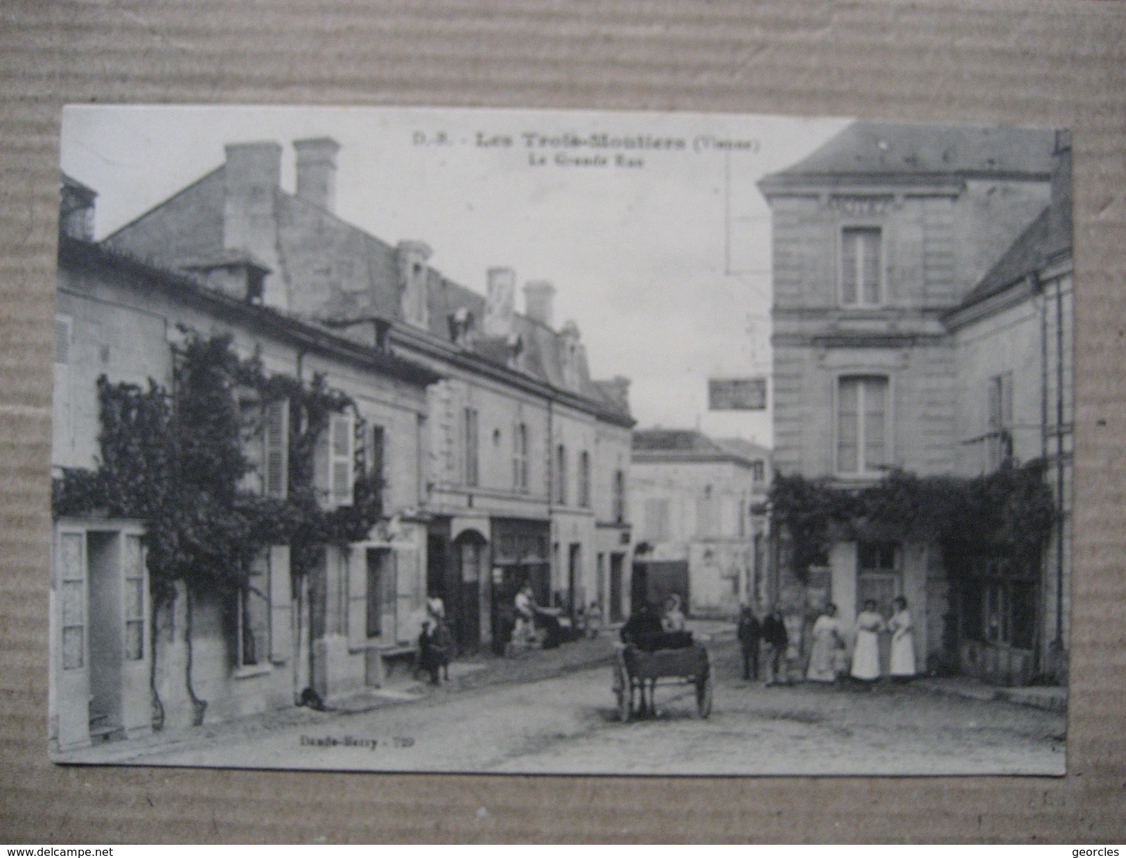 VIENNE  86    LES TROIS- MOUTIERS    -   LA  GRANDE RUE    -   HOTEL  DE L´ UNION     TRES   ANIME    TTB - Les Trois Moutiers