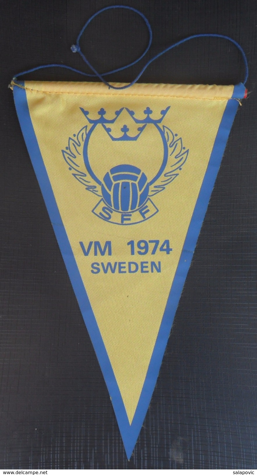 Sweden Football Federation VM 1974, World Cup Germany  FOOTBALL CLUB, SOCCER / FUTBOL / CALCIO, OLD PENNANT, SPORTS FLAG - Bekleidung, Souvenirs Und Sonstige
