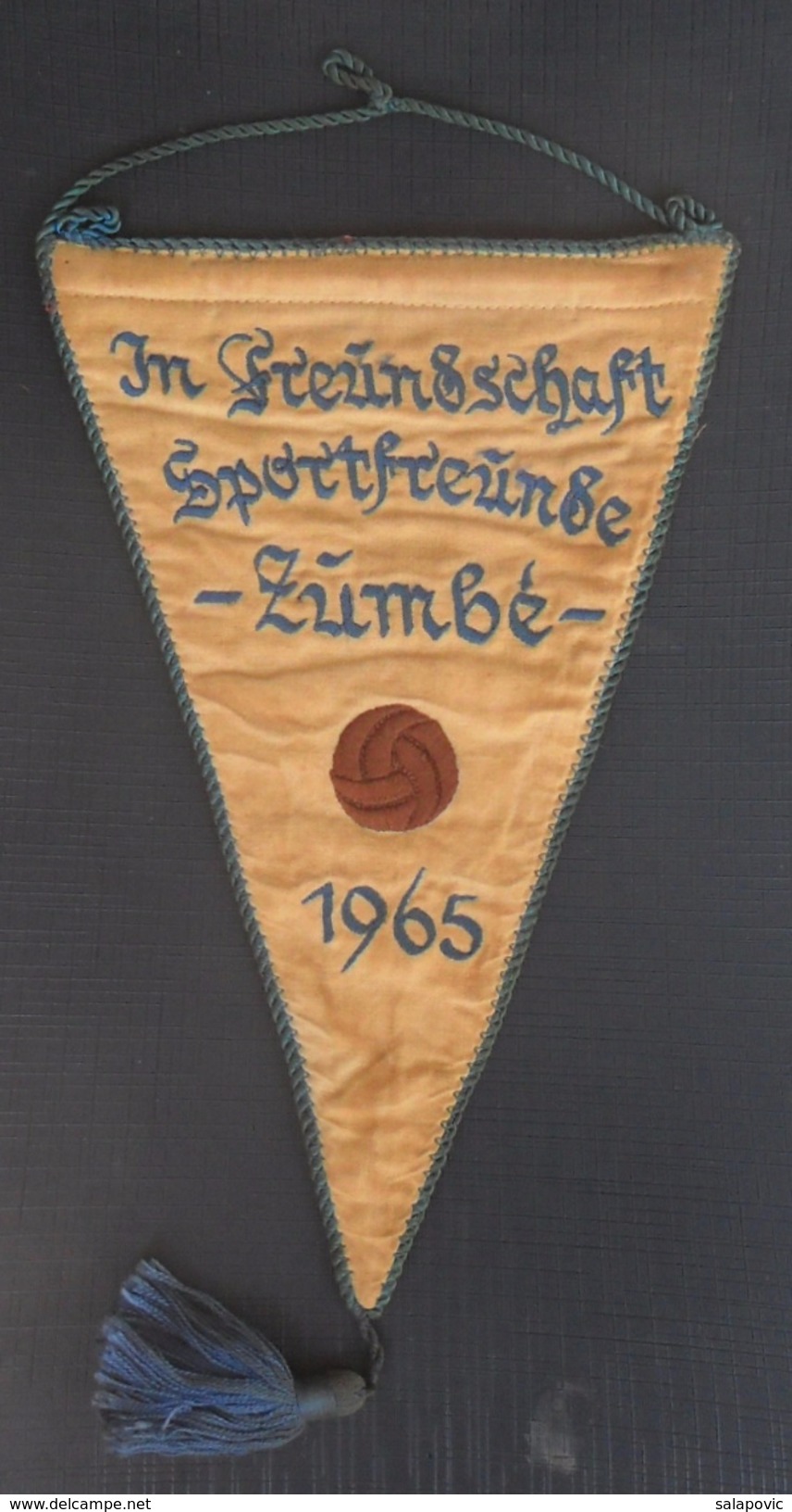 In Freundschaft Sportfreunde Zumbe 1965  FOOTBALL CLUB, SOCCER / FUTBOL / CALCIO, OLD PENNANT, SPORTS FLAG - Habillement, Souvenirs & Autres