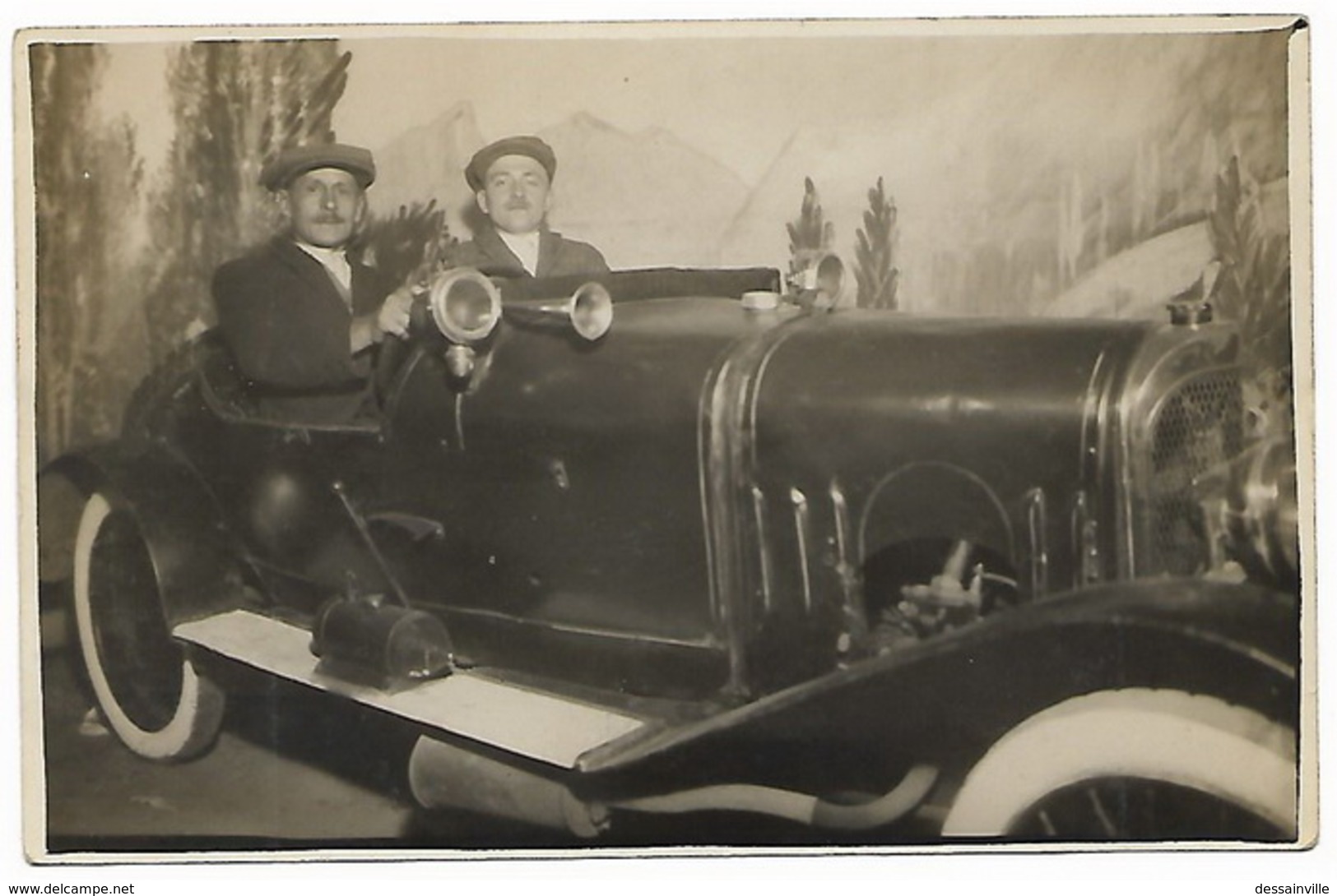 CARTE PHOTO  Deux Hommes Posant Dans Une Vieille Automobile - Voitures De Tourisme