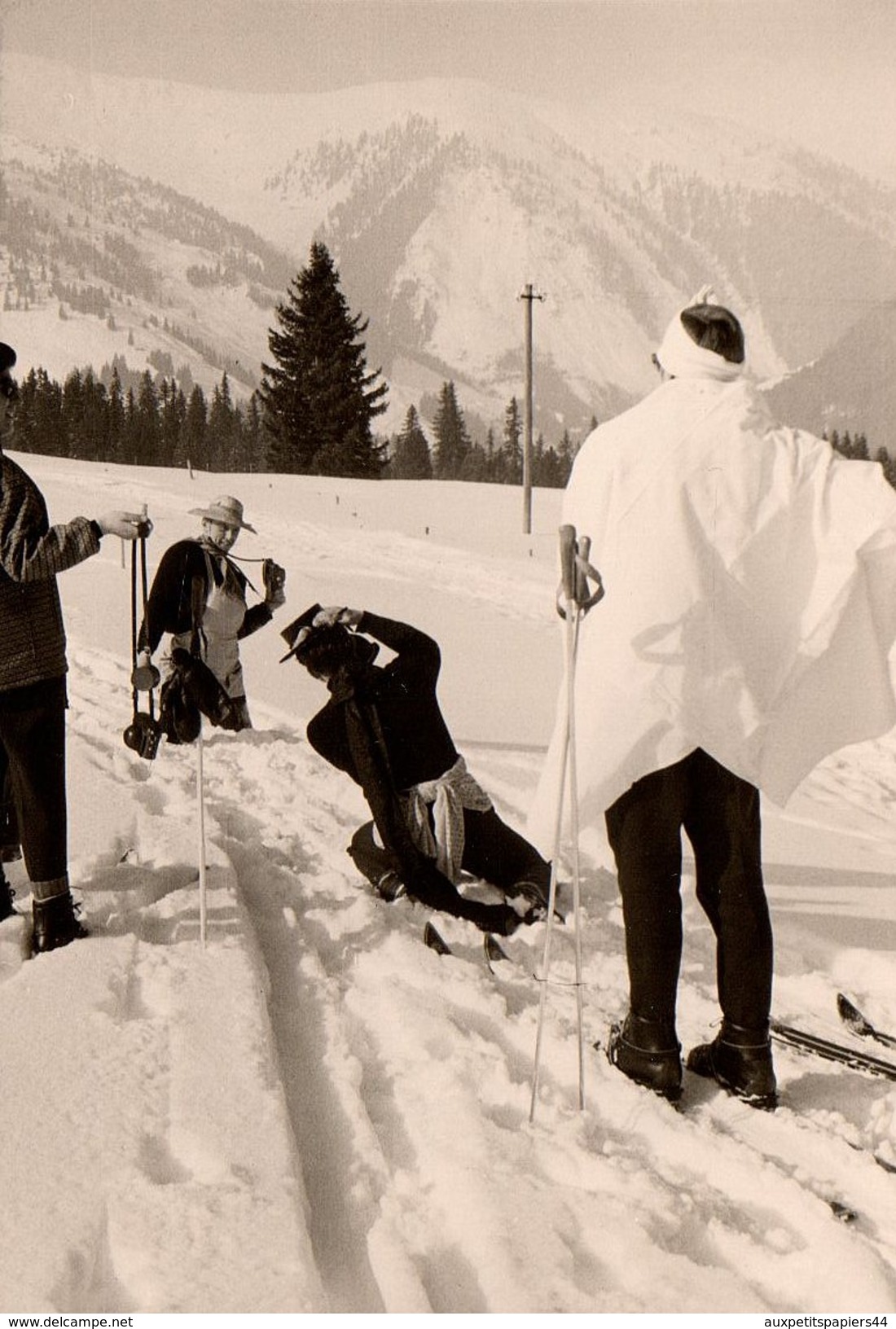 Photo Originale Photographe Amateur En Plein Exercice De Photographie En Montagne Sur La Neige - Pose Position à Genoux - Personnes Anonymes