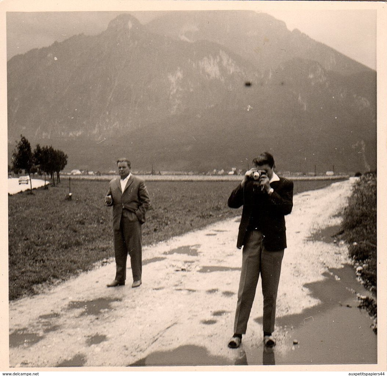 Photo Originale Photographe Amateur - Le Photographe Photographié ! Au Pied D'une Colline. - Personnes Anonymes