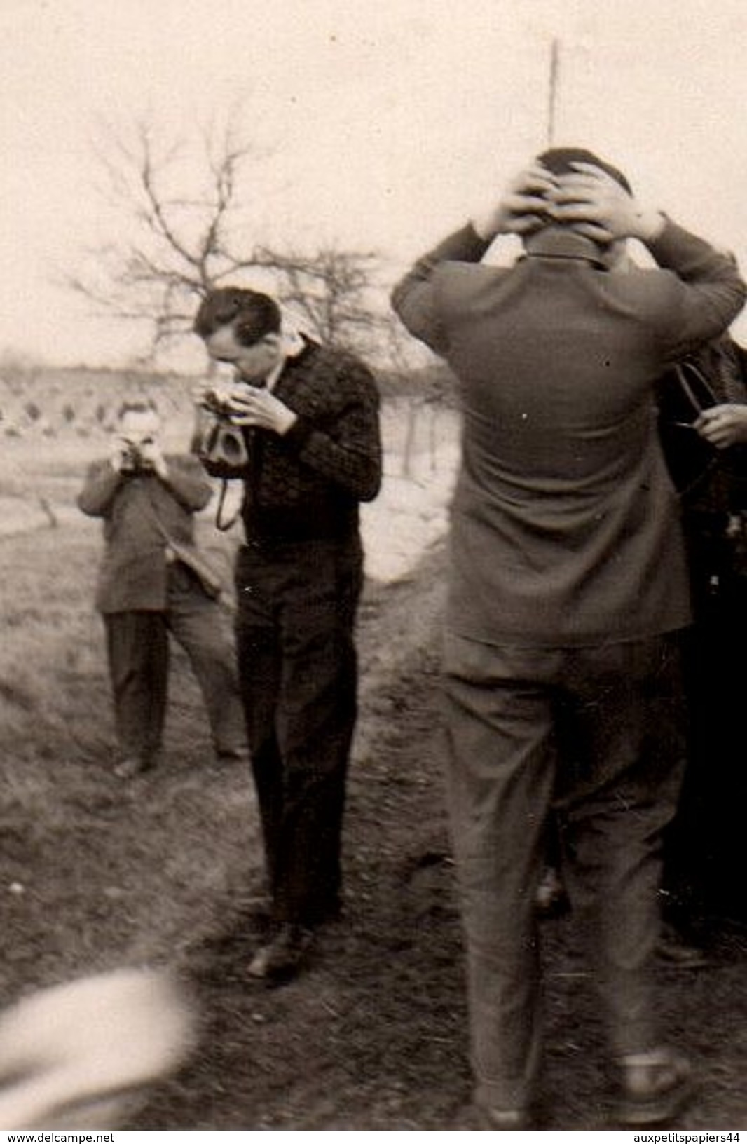 Petite Photo Originale Photographe Amateur. Des Photographes Photographiés à La Descente Du Car, Homme Les Main En L'air - Personnes Anonymes