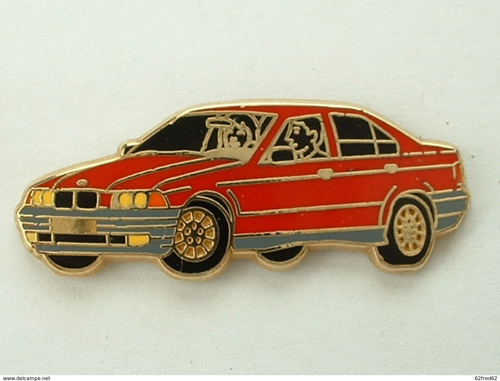 PIN´S BMW ROUGE -  ARTHUS BERTRAND - BMW