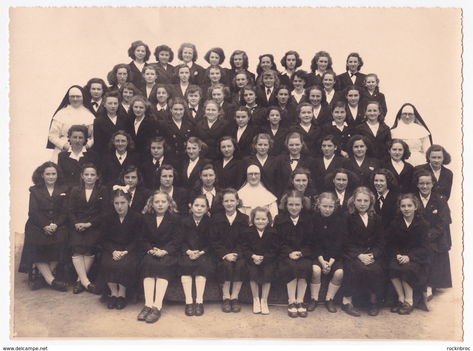 Ancienne Photo De Classe Filles Soeurs Ecole Religieuse Années 1940/50 - Personas Anónimos