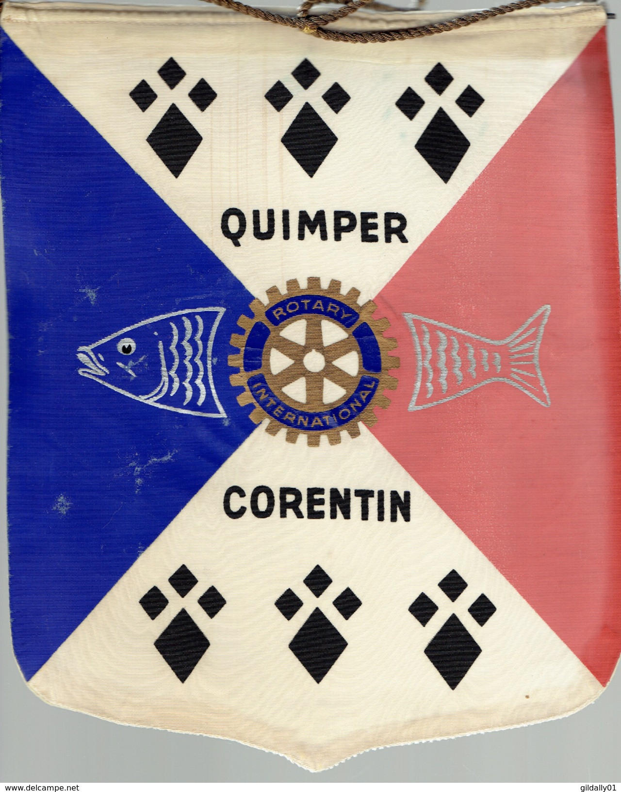 FANION / PENNANT:    QUIMPER CORENTIN. (FRANCE).     * ROTARY CLUB INTERNATIONAL * - Andere & Zonder Classificatie