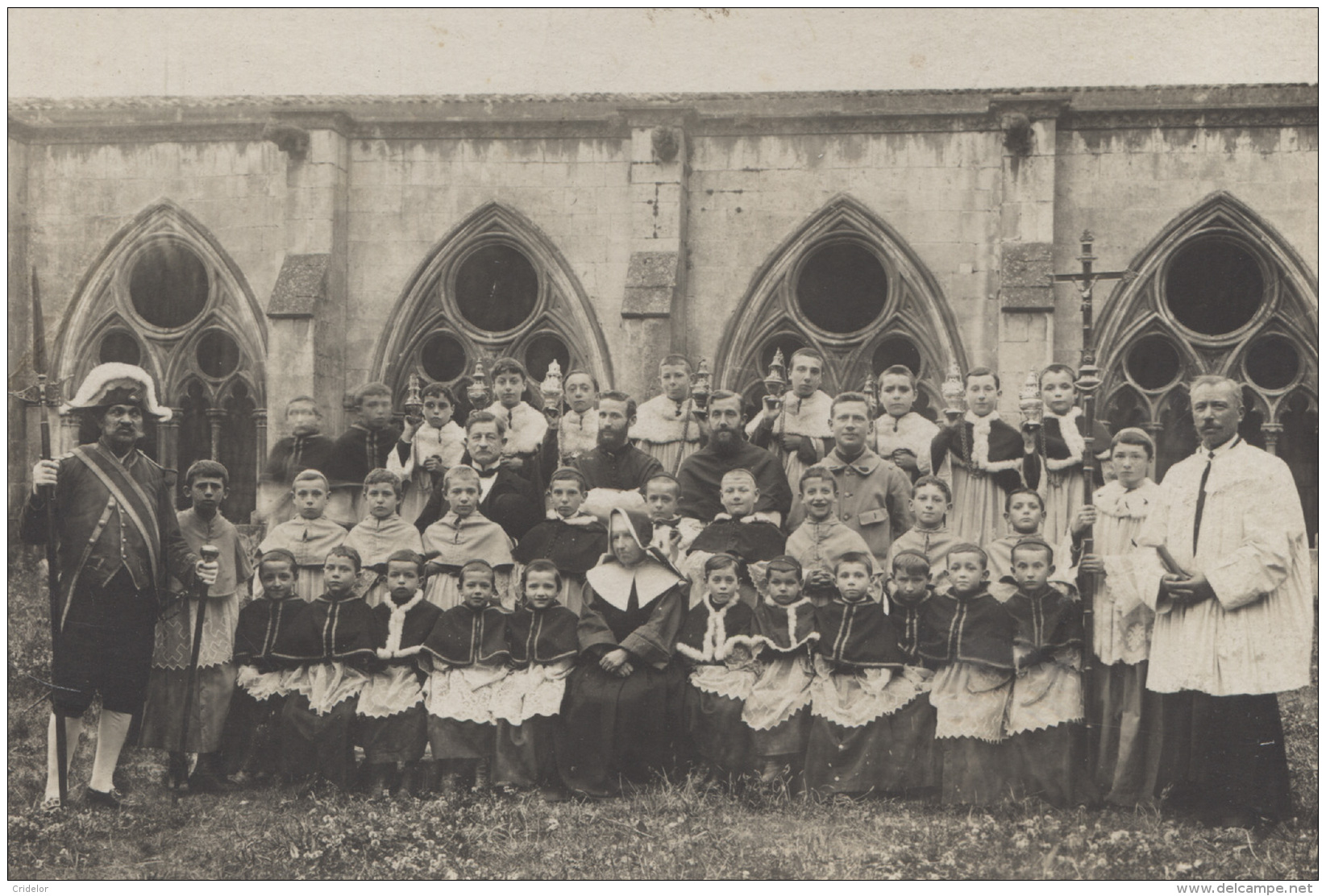 FRANCE - A LOCALISER - CARTE PHOTO - GROUPE ENFANTS - PRETRE SUISSE - VOIR ZOOM - Photos