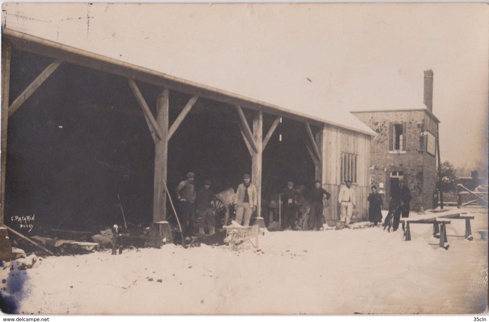 DUCEY Ou Environs, Carte Photo D'une  Ferme Sous La Neige, Personnages, Edition Photo  C. Patarin à Ducey. - Ducey