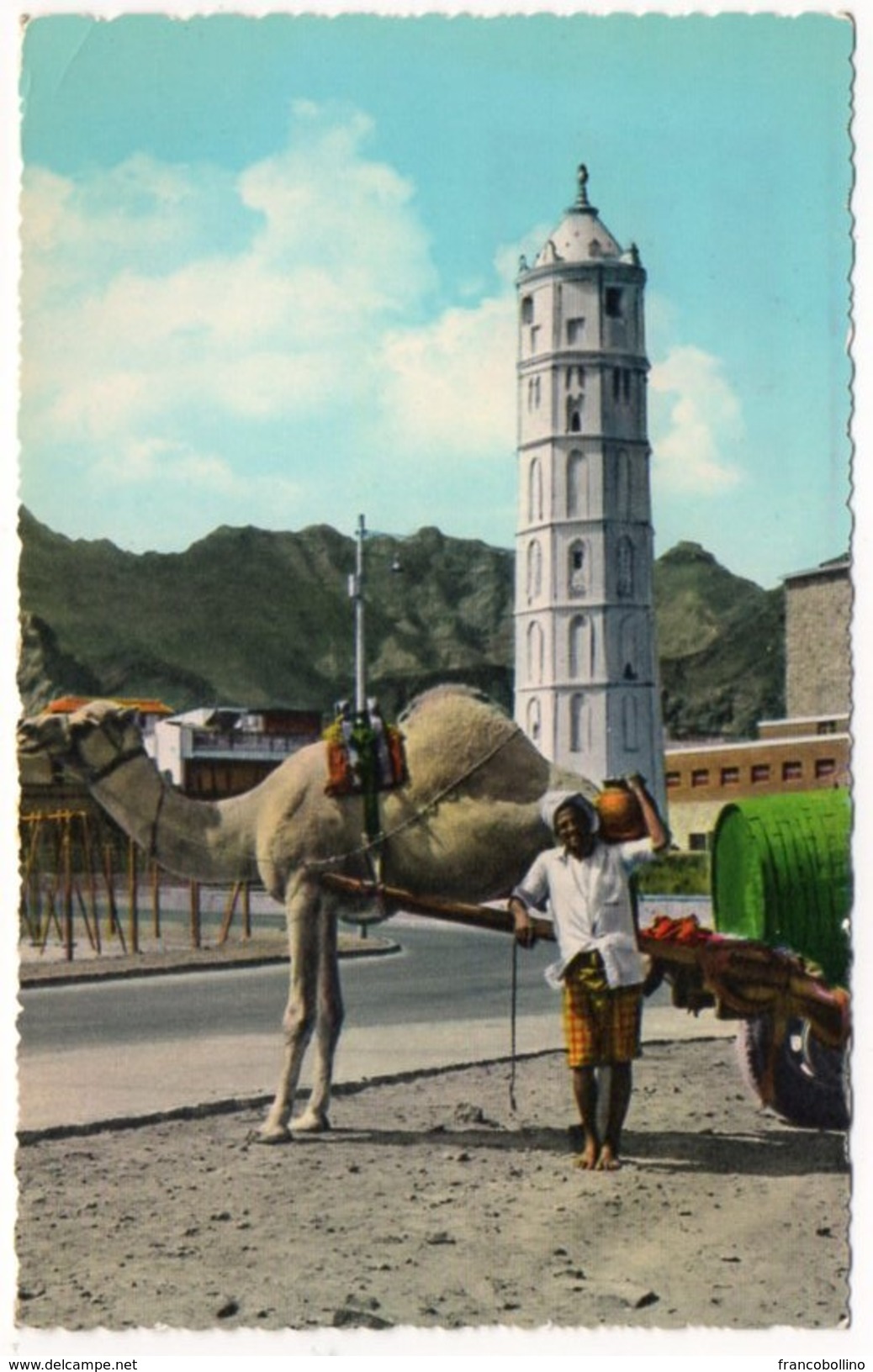 ADEN/YEMEN - WATER SELLER BY THE OLD MINARET IN CRATER / RED METER/EMA CRATER 1964 - Yemen