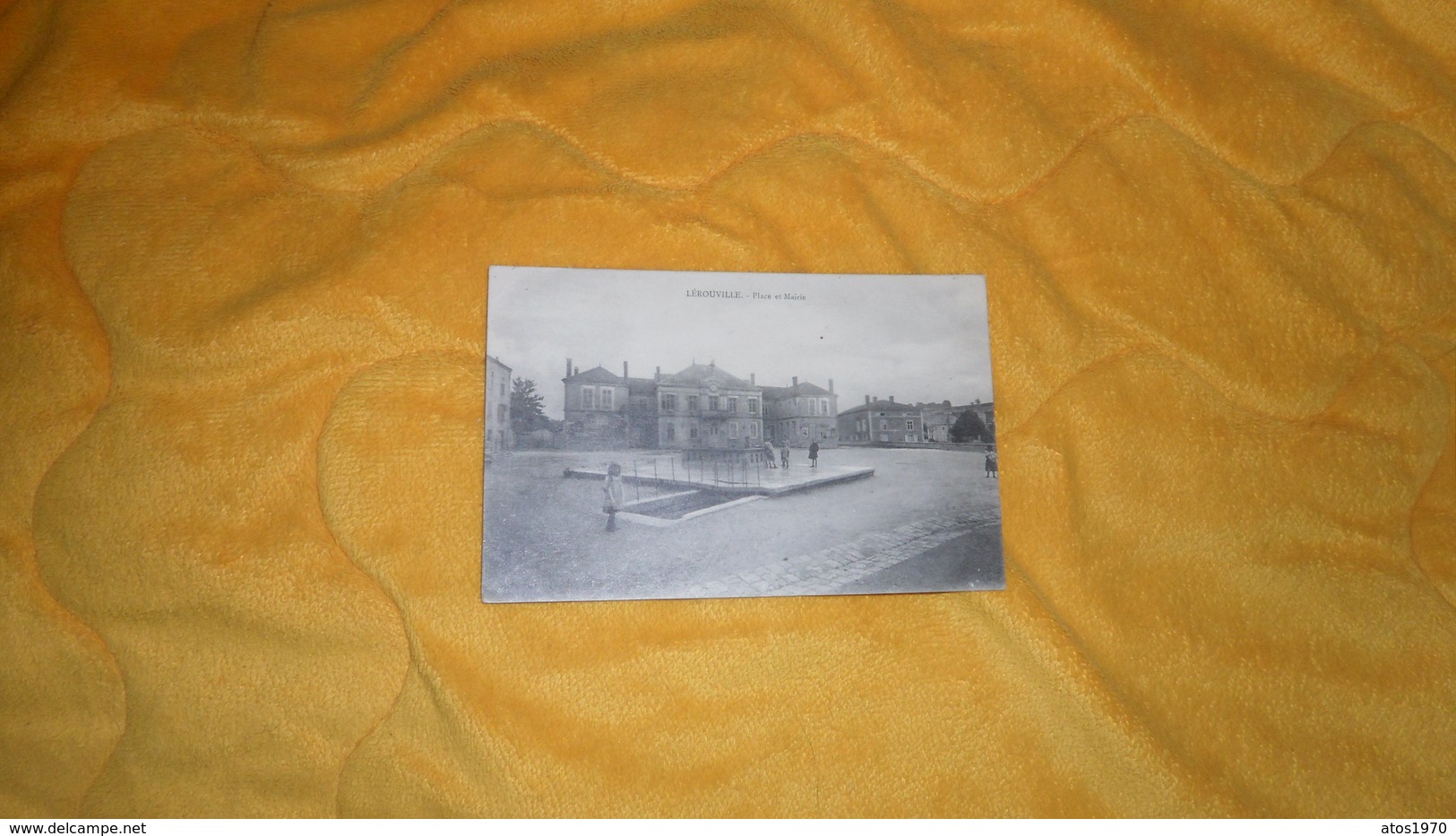 CARTE POSTALE  ANCIENNE CIRCULEE DE 1930. / LEROUVILLE.- PLACE ET MAIRIE. - Lerouville